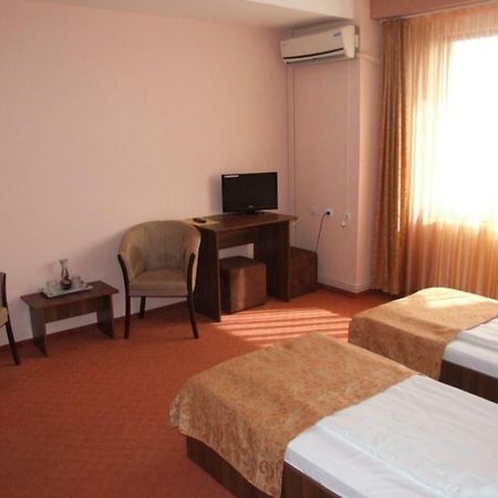 Plaisir Hotel Ploieşti Exterior foto