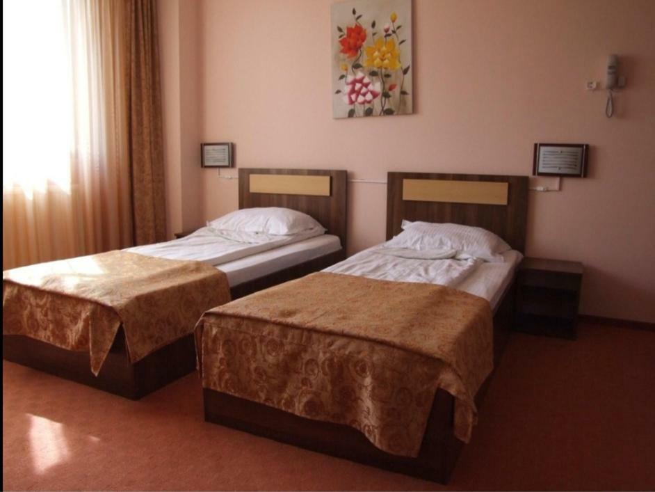 Plaisir Hotel Ploieşti Exterior foto
