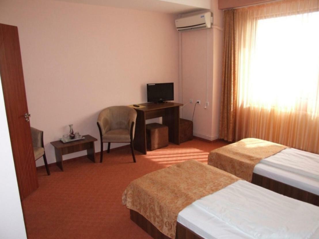 Plaisir Hotel Ploieşti Exterior foto